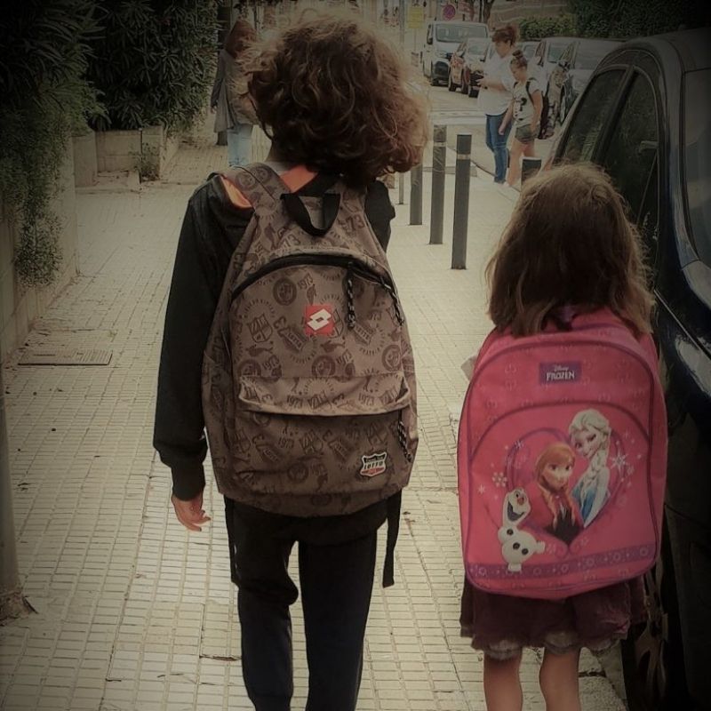 Mis hijos delante mío caminan hacia la escuela